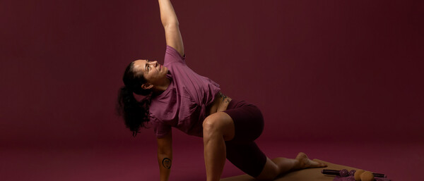 Person macht Yoga-Drehung im Ausfallschritt