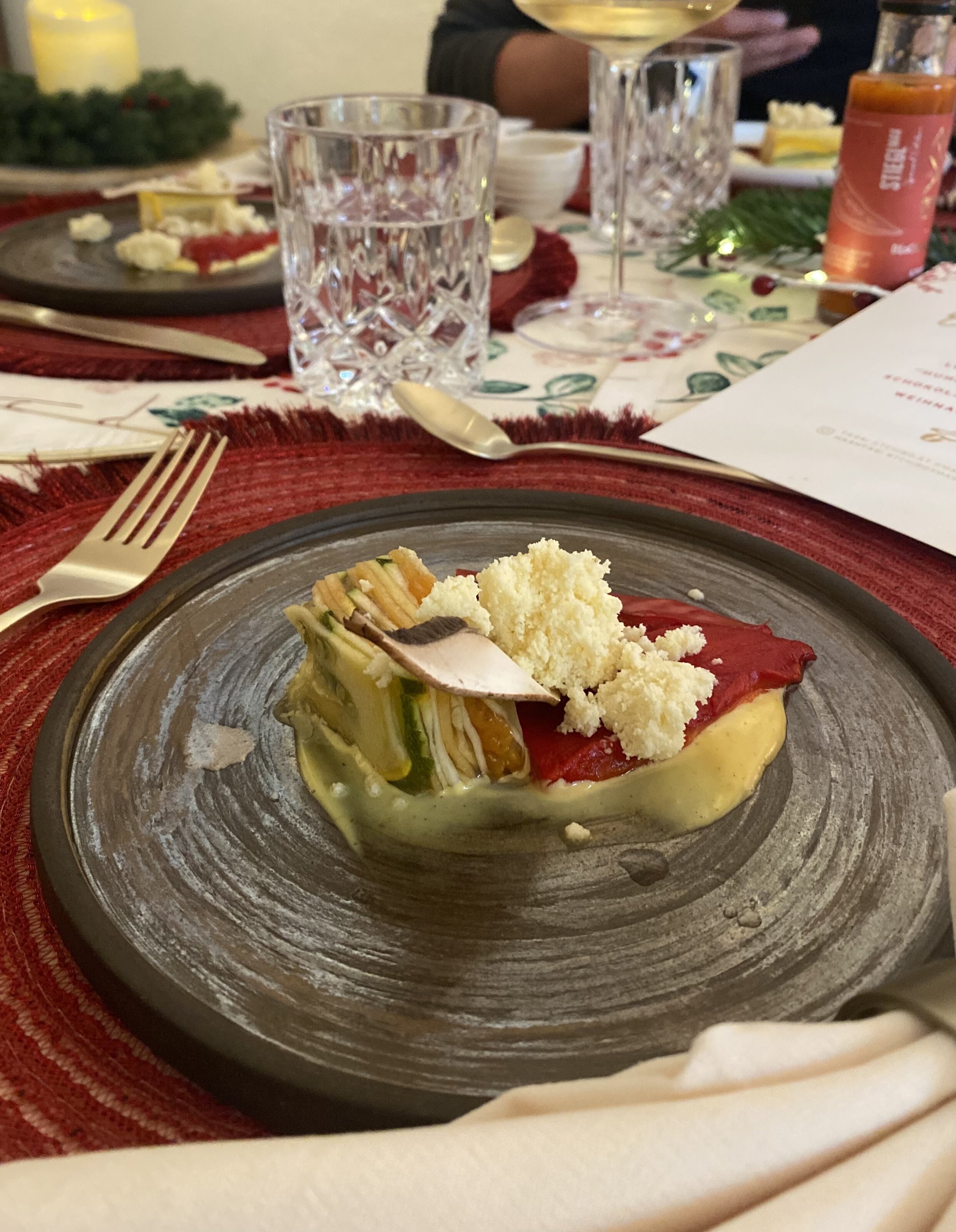 Feines Gemüsegericht auf elegant gedecktem Tisch