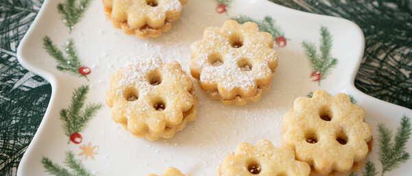 Weihnachtsteller mit runden Spitzbuben-Plätzchen