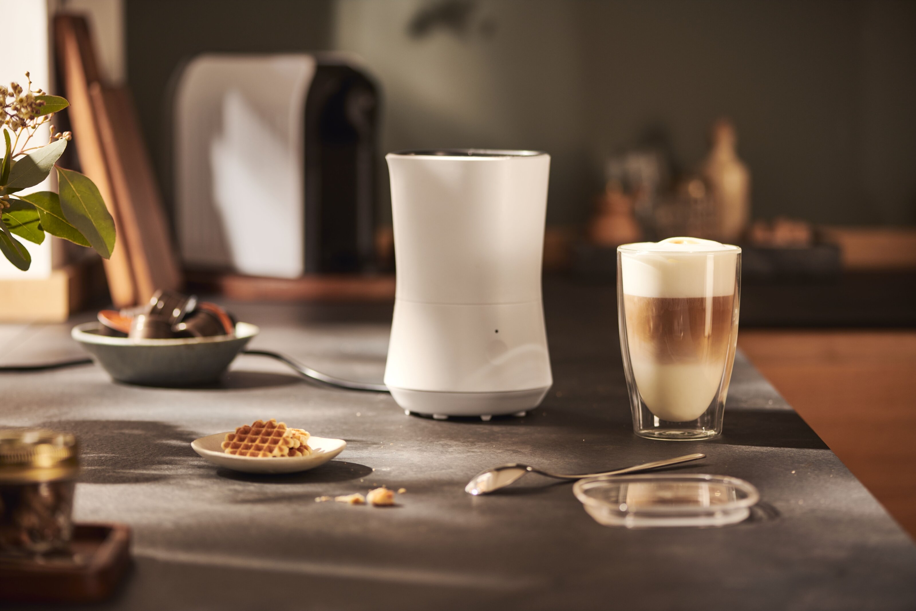 Milchaufschäumer und Latte Macchiato auf Küchentresen