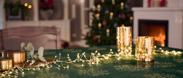 Festlich gedeckter Tisch vor Weihnachtsbaum