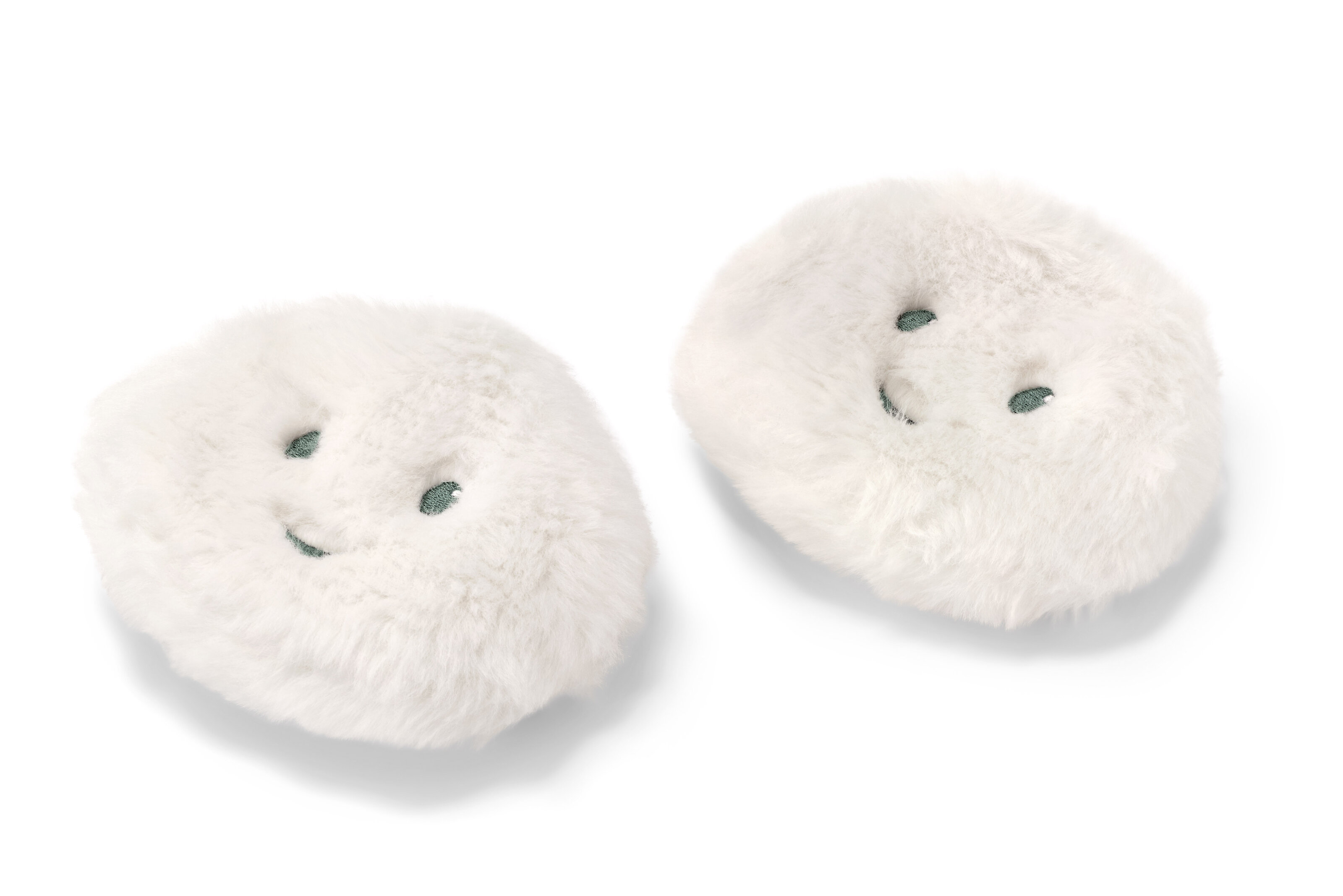 Zwei weiße flauschige Smiley-Kissen