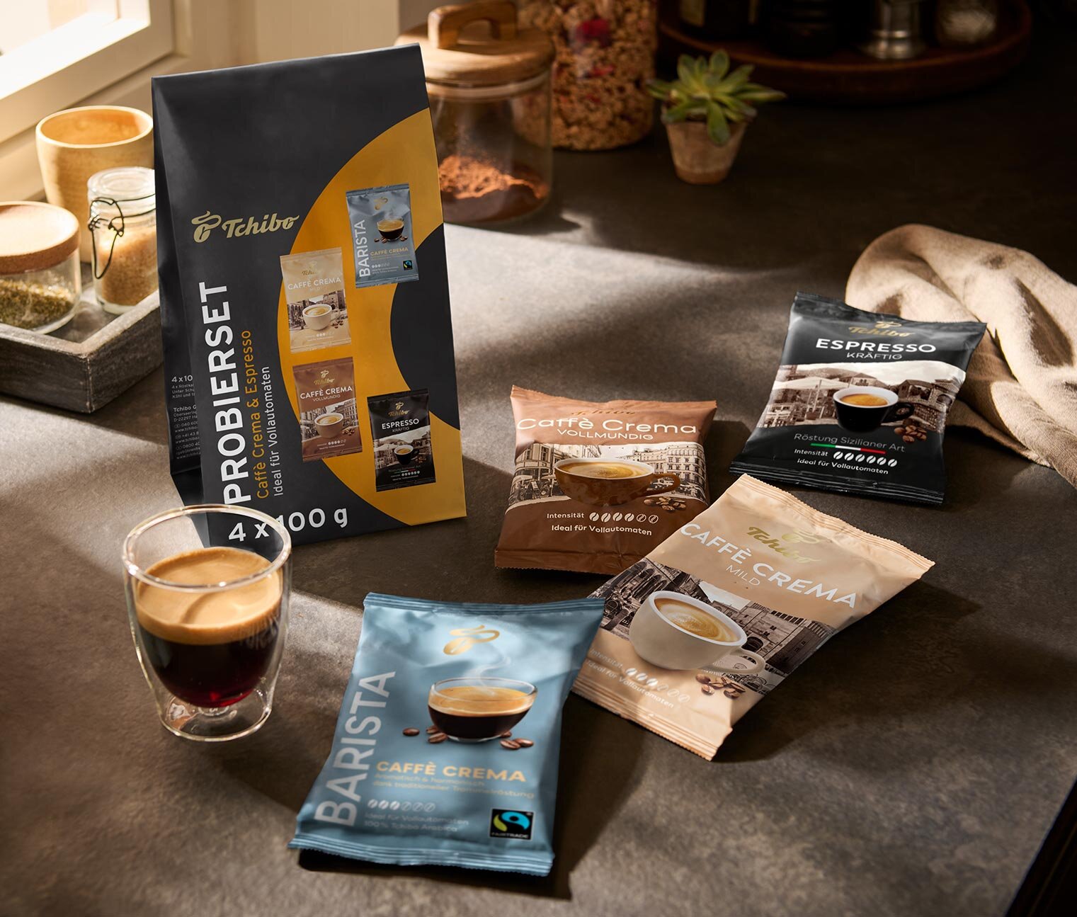 Tchibo Kaffee-Probierpakete und Glas Espresso