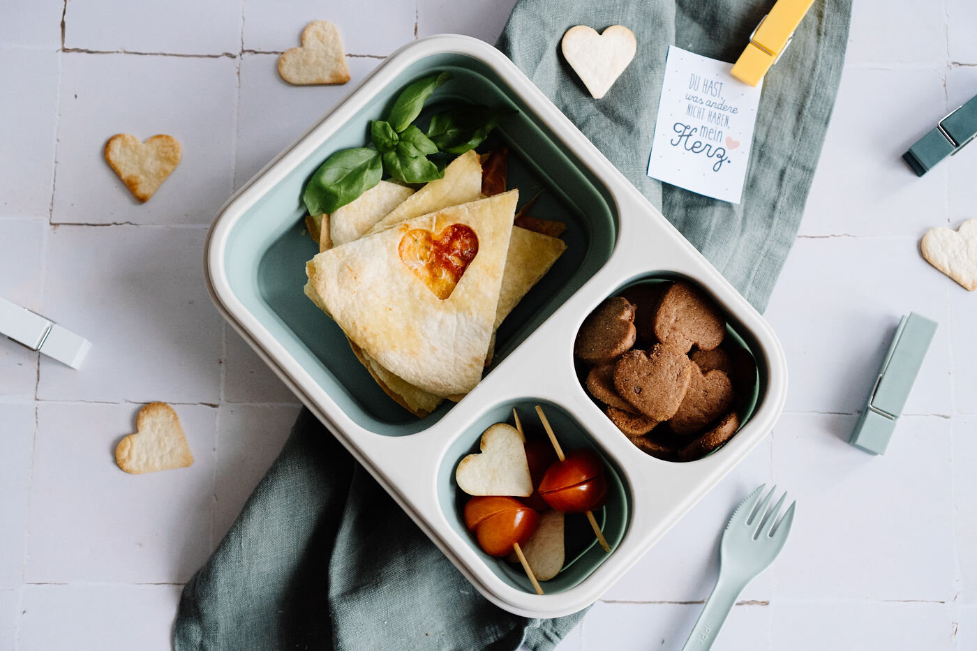 Bento-Box mit herzförmigen Snacks und Quesadillas