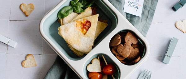 Bento-Box mit herzförmigen Snacks und Quesadillas