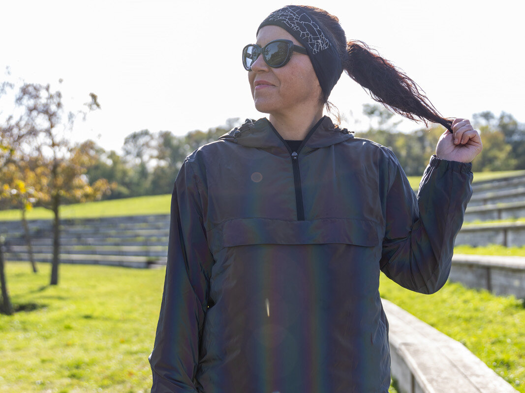 Person im Park mit dunkler Sportjacke