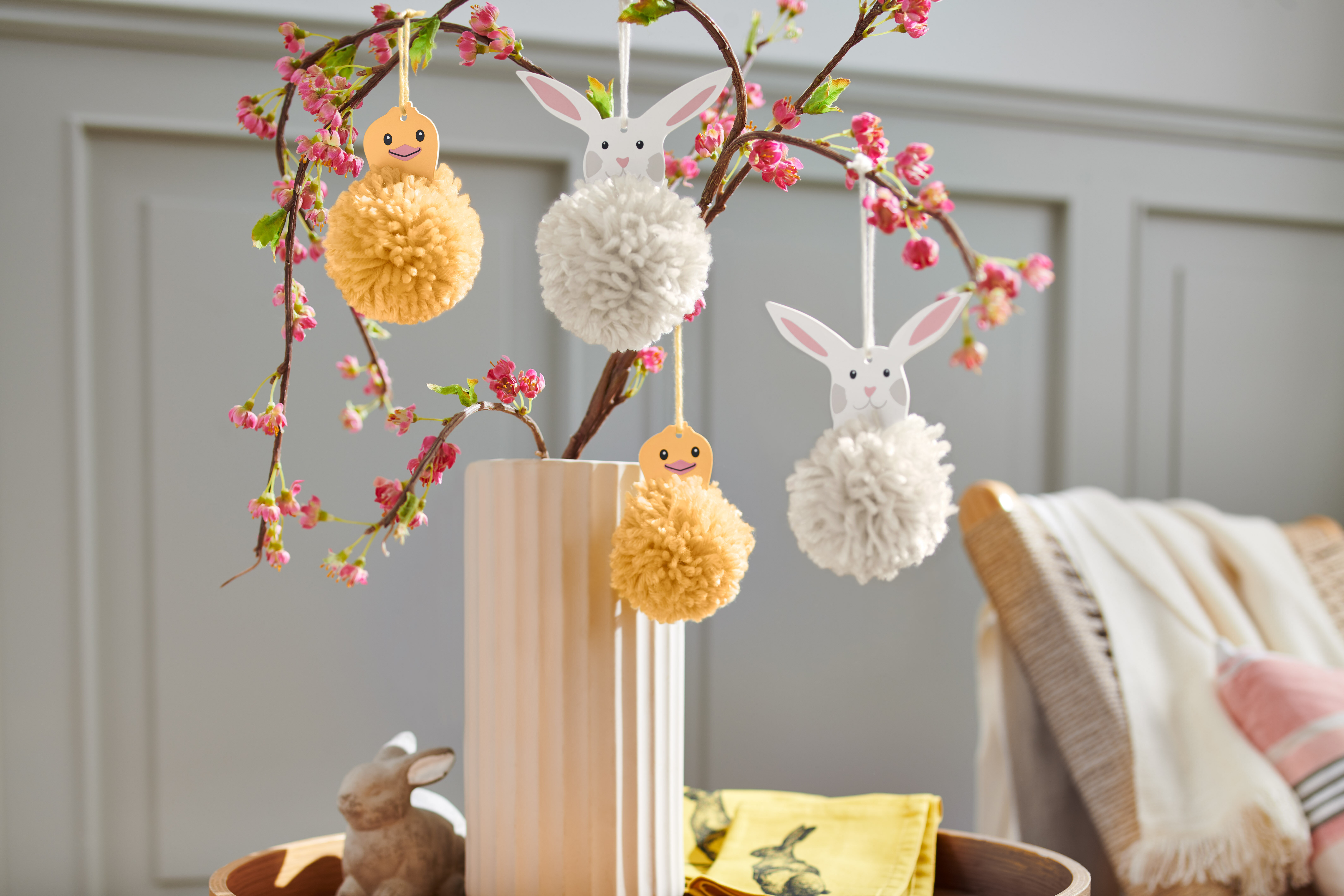Osterstrauch mit Pompons, Hasen und Küken