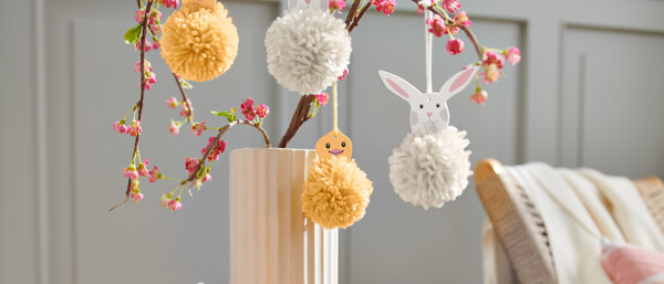Osterstrauch mit Pompons, Hasen und Küken