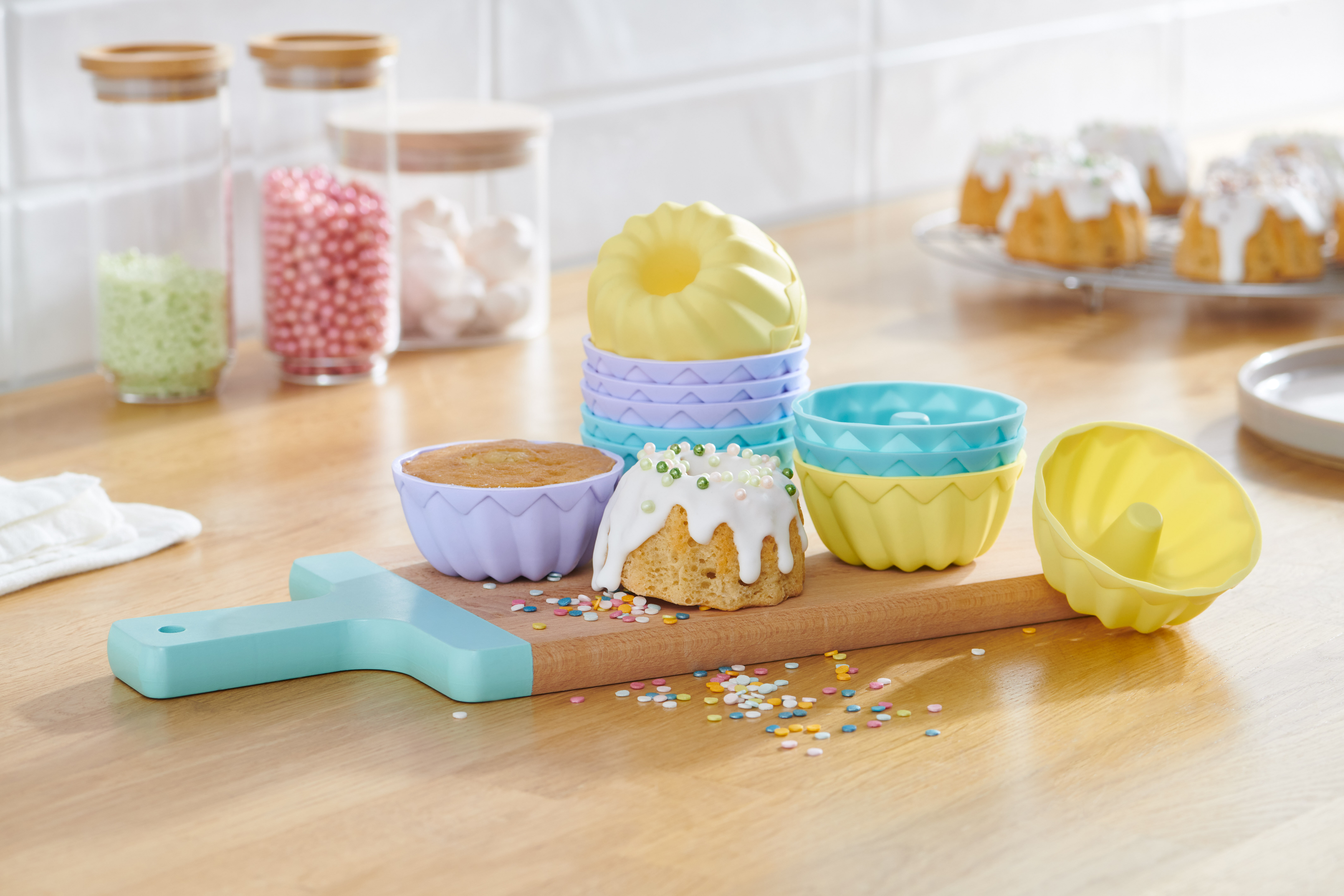 Mini-Gugelhupf mit Zuckerguss und bunte Silikonformen