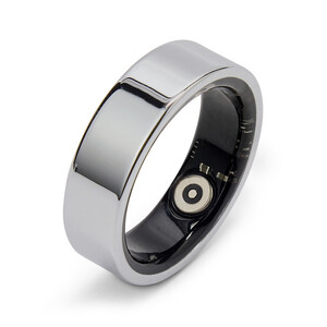 Link: Großansicht des Bildes - Bildinhalt: Silberner Smart-Ring mit Sensor im Inneren
