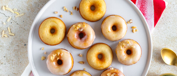 Weihnachtlich gedeckter Tisch mit Mini-Donuts