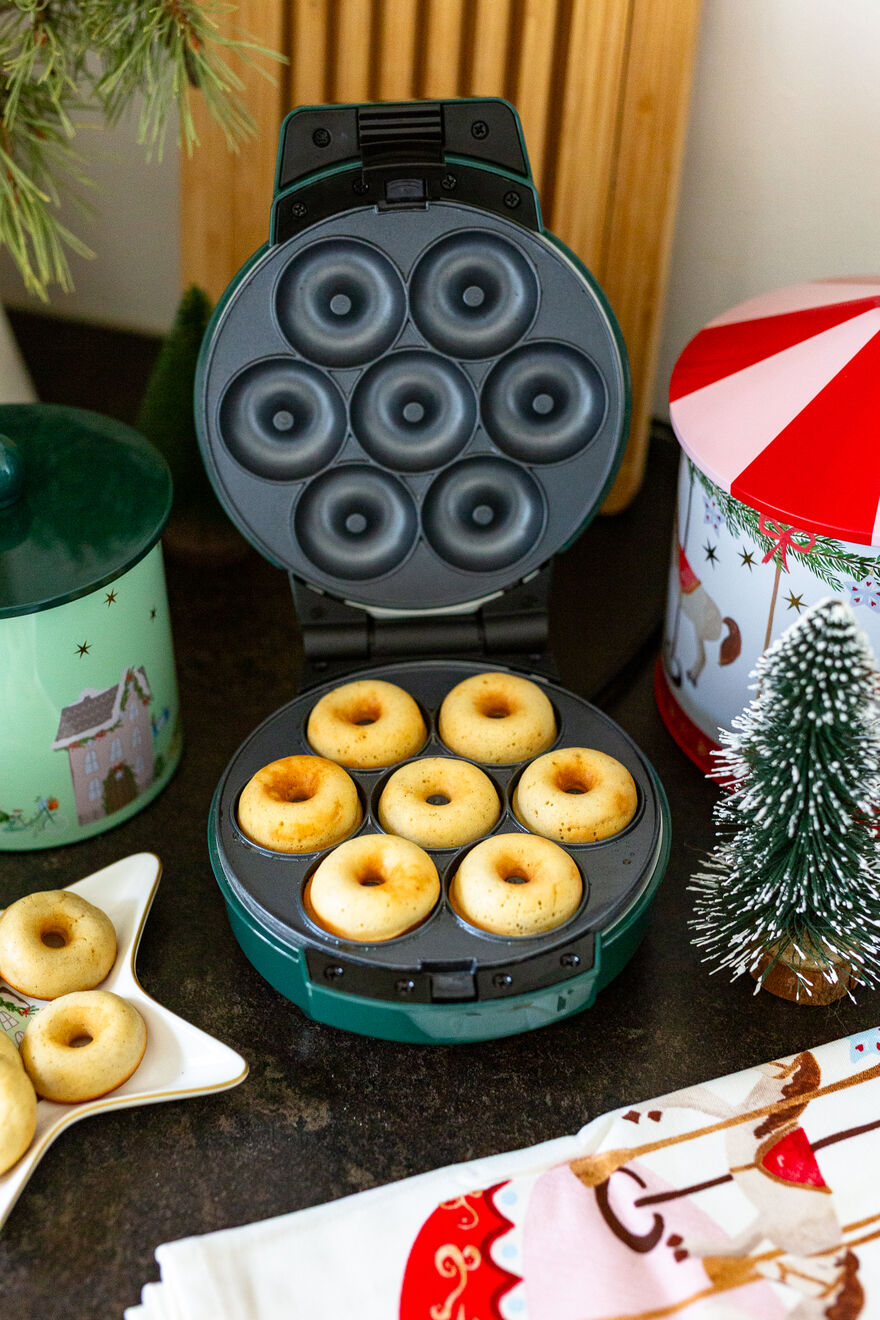 Mini-Donuts im geöffneten Donutmaker