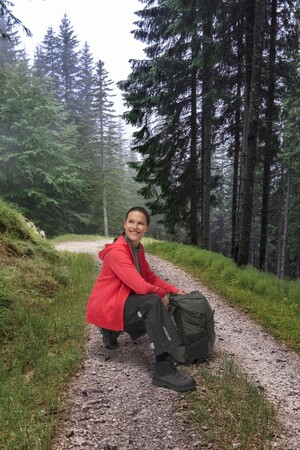 Link: Großansicht des Bildes - Bildinhalt: Wanderer in roter Jacke auf Waldweg mit Rucksack