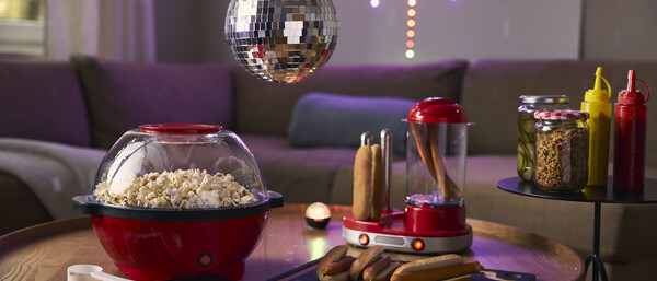 Wohnzimmer mit Popcorn, Hotdogs und Discokugel