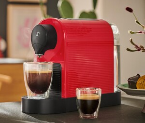 Link: Großansicht des Bildes - Bildinhalt: Rote Kapsel-Kaffeemaschine mit zwei Espressogläsern