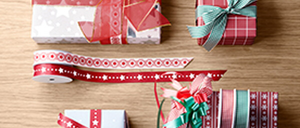 Bunte Geschenke mit roten und grünen Schleifen