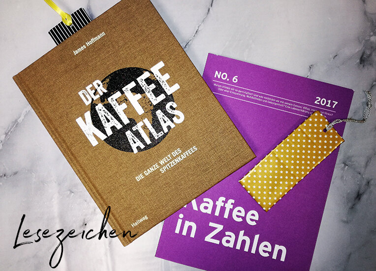 Kaffee-Bücher mit zwei gelben Lesezeichen