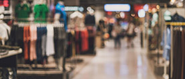 Unscharfes Bekleidungsgeschäft mit Gängen