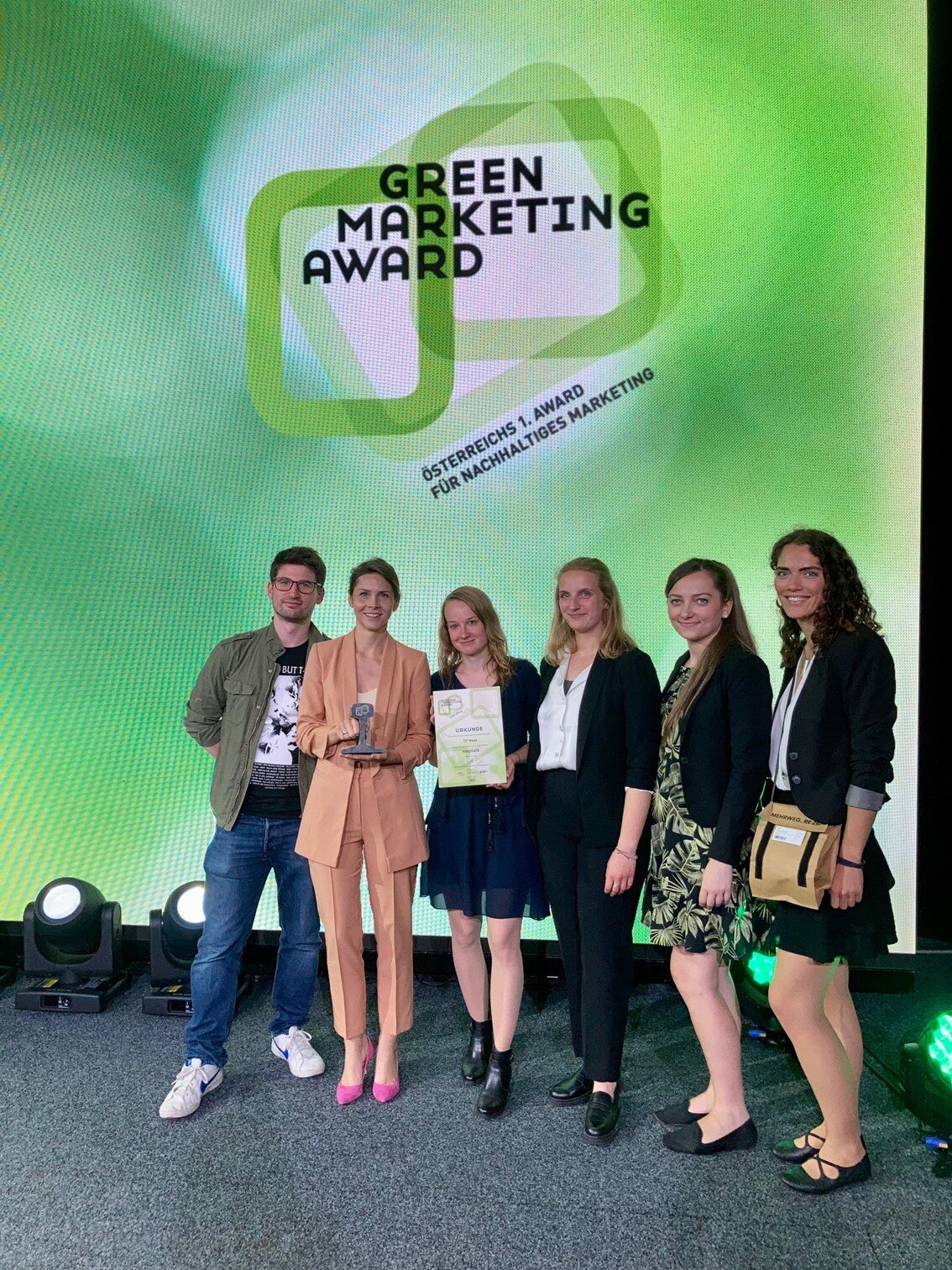 Gruppe mit Green Marketing Award auf Bühne