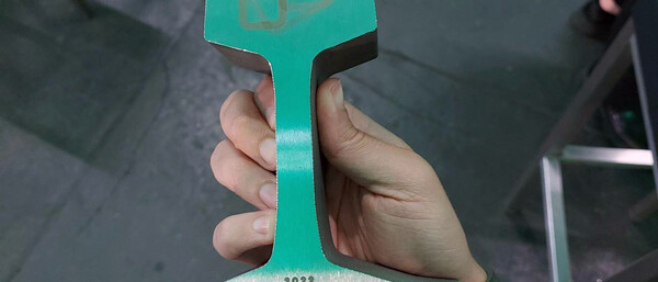 Hand hält grünen Green Marketing Award 2022