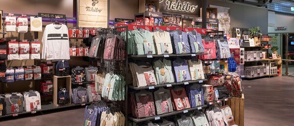 Tchibo-Shop mit Regalen voller Kleidung und Socken