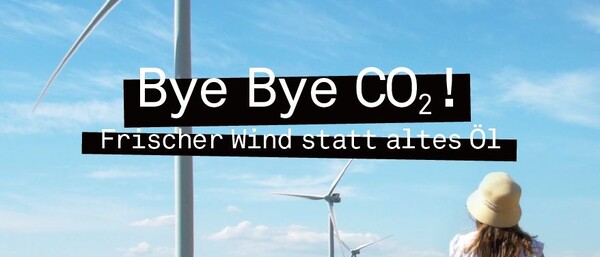 Frau im Feld vor Windrädern, Text „Bye Bye CO₂“
