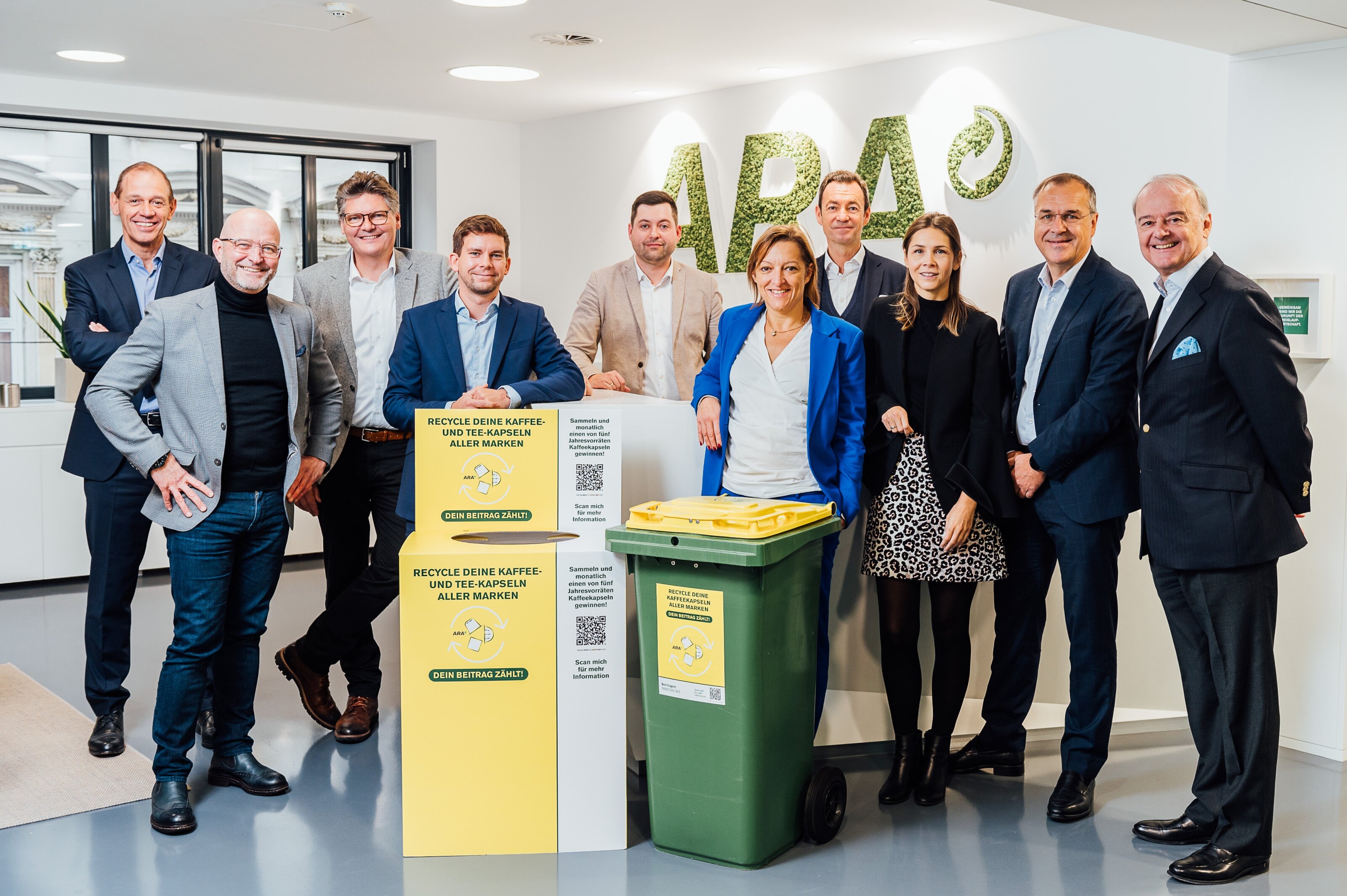Gruppe Geschäftsleute mit Recyclingtonne und Boxen