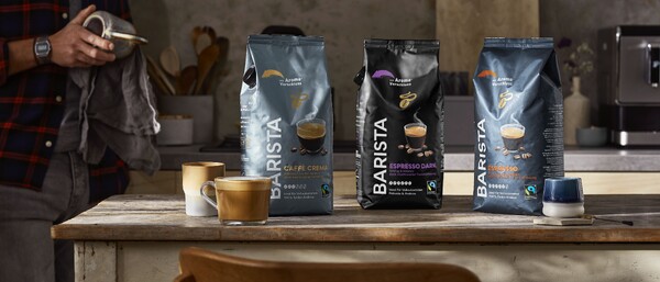 Kaffeebohnenpackungen Barista auf Holztisch