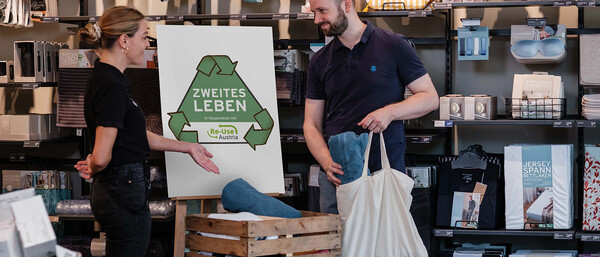 Zwei Personen spenden Handtücher in Reuse-Box