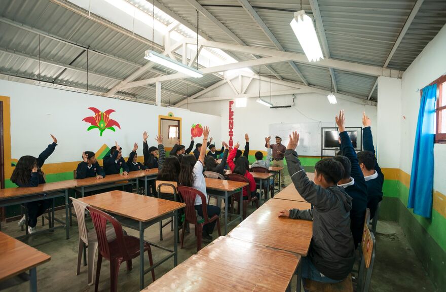 Schulklasse, Kinder melden sich im Unterricht