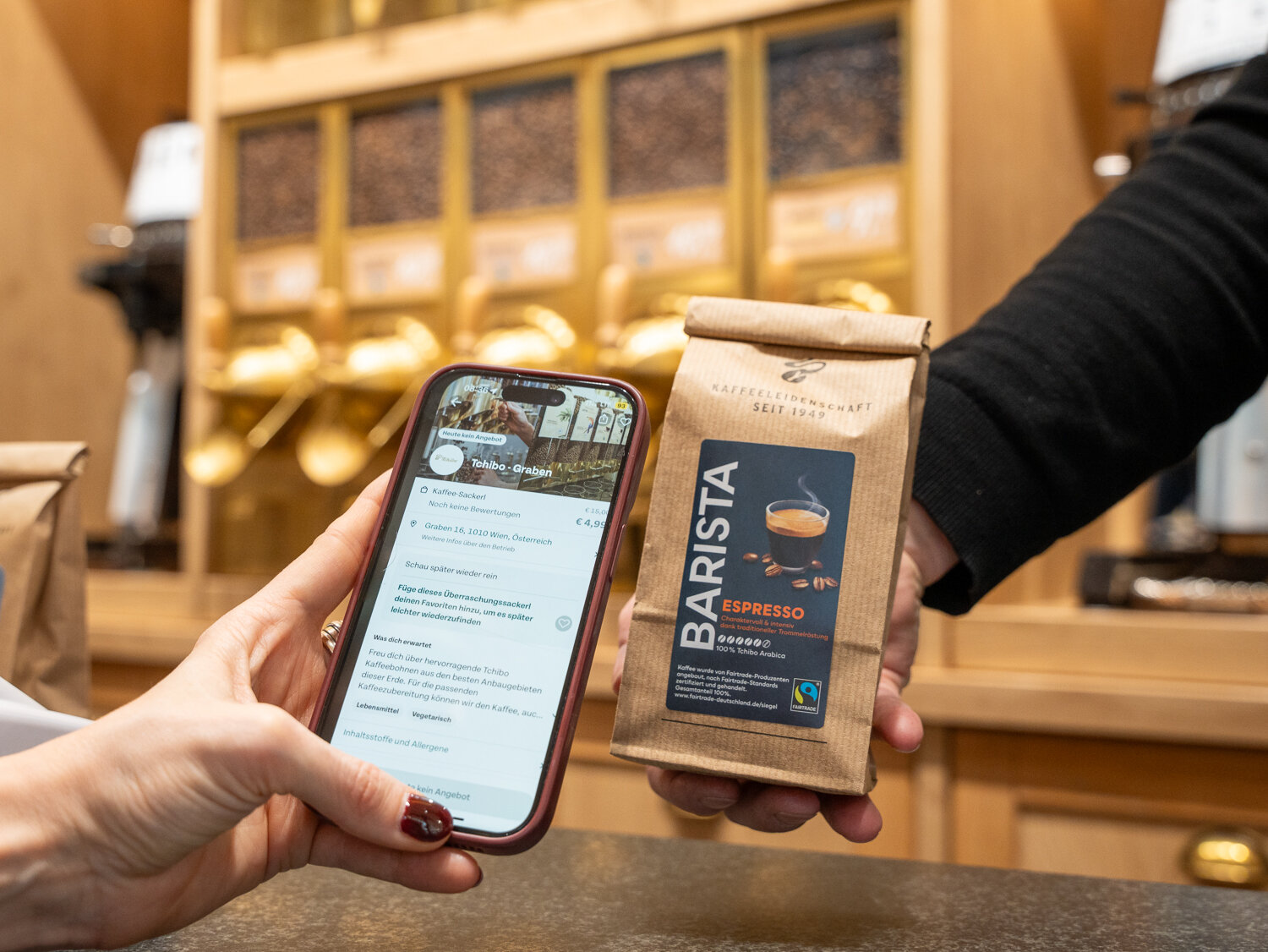 Smartphone und Barista-Espressopackung im Café