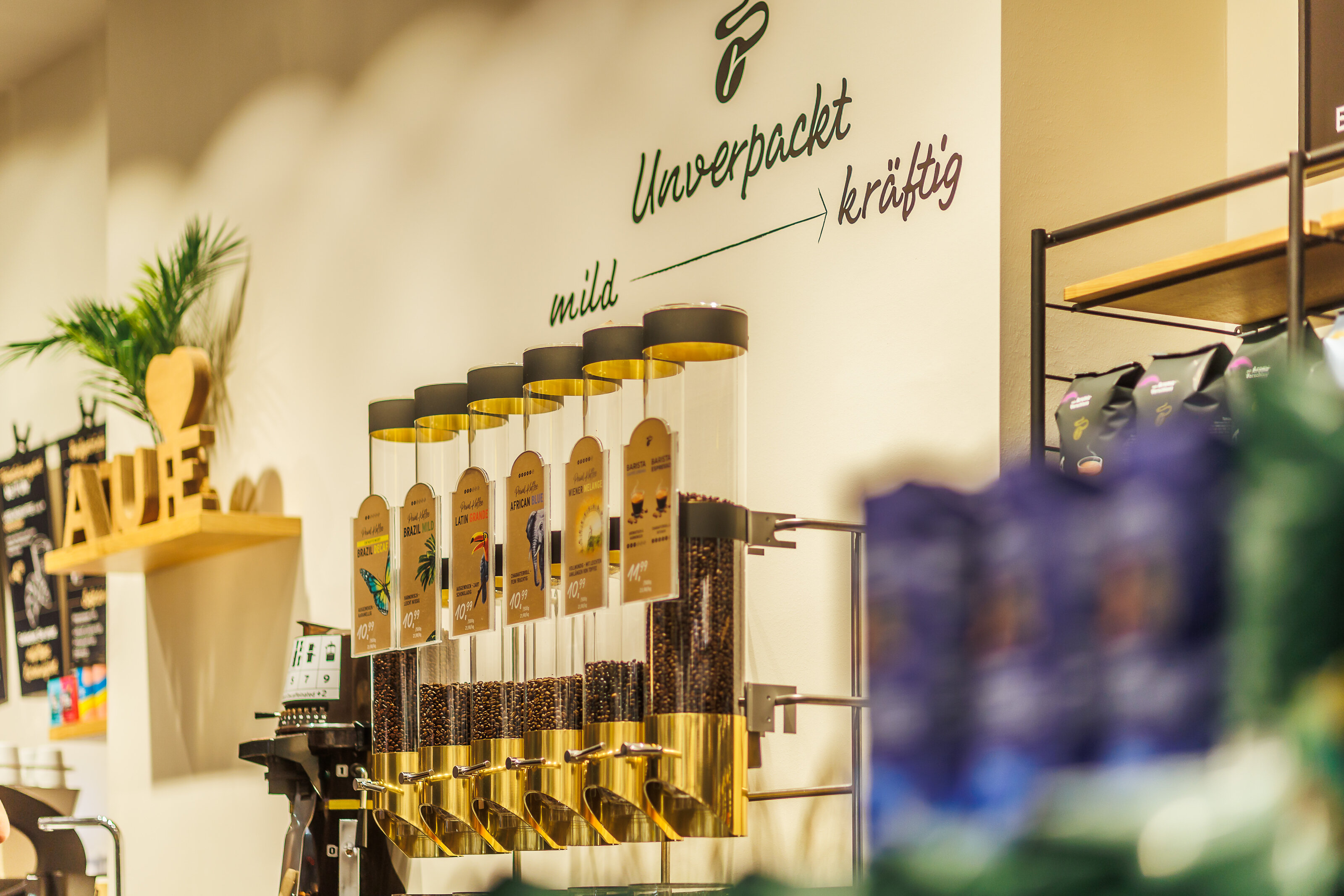 Unverpackt-Spender mit Kaffeebohnen im Laden