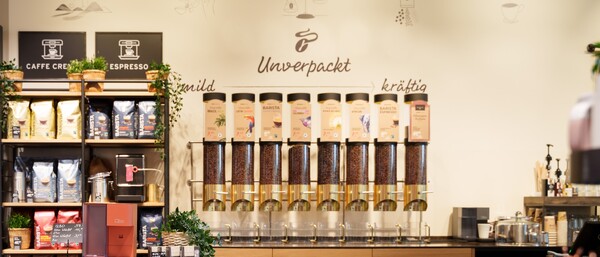 Kaffeebohnen-Spenderwand mit Beschriftung „Unverpackt“