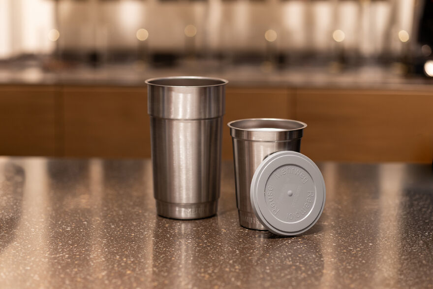 Zwei Edelstahlbecher mit grauem Mehrwegdeckel