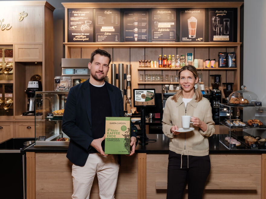 Zwei Personen in moderner Cafétheke