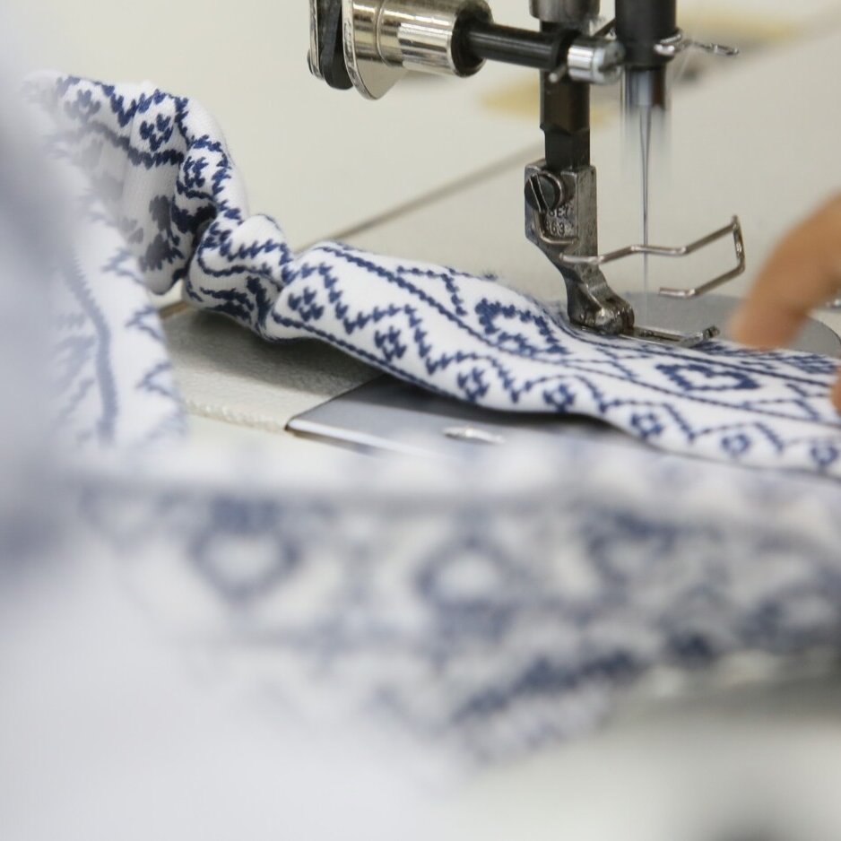 Nähmaschine näht Stoff