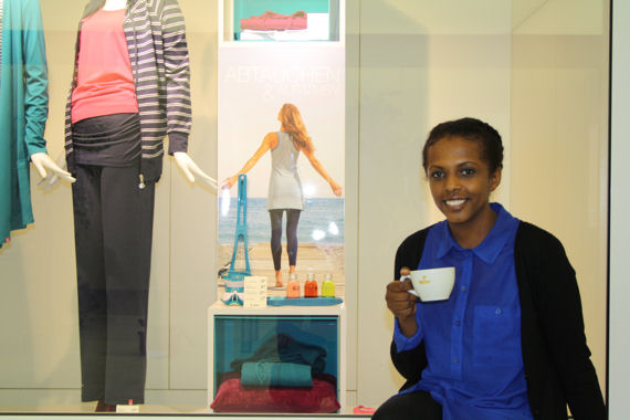 Nura Mohammed (Quality Planner) aus Äthiopien: In meiner Heimat trinkt man den Kaffee eher stark und ohne Milch. Ich liebe ihn aber mit viel Milchschaum: Cappuccino oder Latte Macchiato sind meine Favoriten.