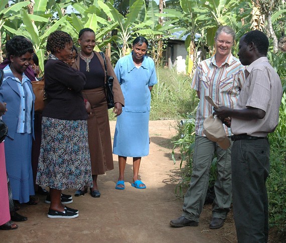 Ankunft auf der Farm Machare in Tansania. Kaffeefarmerin Bente Luther-Medoch freut sich über den Besuch aus Kenia.