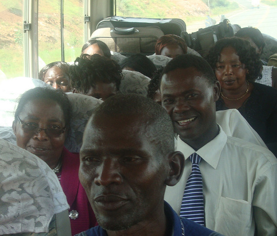 Fröhliche Busfahrt vom Mount Kenya an den Kilimandscharo.