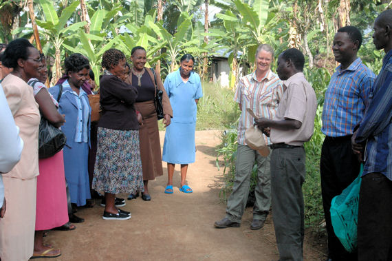 Besuch vom Mount Kenya. Die Frauen aus Baragwi wollen Öfen à la Bente bauen - mit Abzugsrohr und wenig Holzverbrauch.