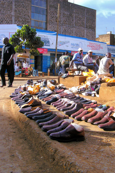 Auf den Märkten gibt es Gemüse, Geflügel, Bekleidung und Schuhe.