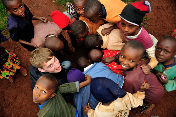 Mount Kenya Botschafter Jonathan zeigt den Kindern Bilder von ihnen auf seiner Kamera. Für die Kinder eine Attraktion!