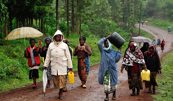Die Frauen marschieren wie jeden Tag mehrmals zur 3 Kilometer entfernten Wasserstelle - bei Regen wie Sonne.
