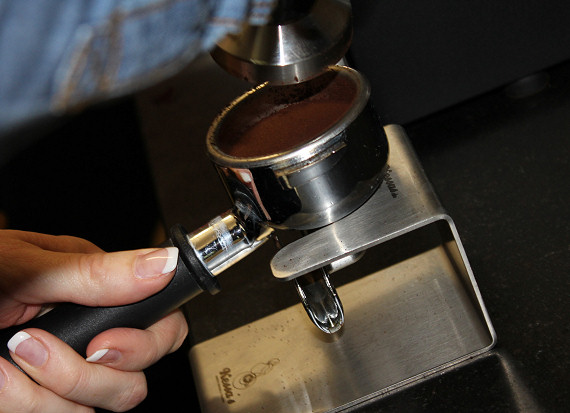 Barista Wissen von A-Z: Das Kaffeemehl muss beim Espresso mit einem Druck von etwa 20 Kilogramm