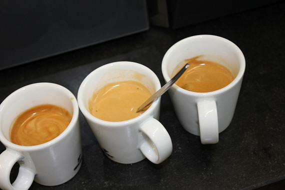 Die Crema auf dem Espresso ist perfekt, wenn sie sich nach dem Umrühren wieder schließt. Der perfekte Espresso ist übrigens schokobraun und wird von einer Haselnuss Crema getoppt.