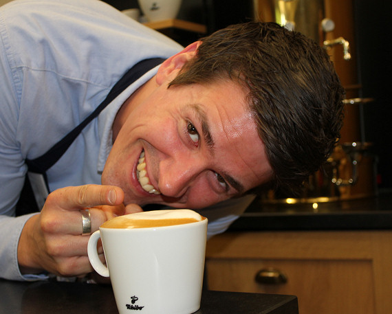 Ein Zentimeter Kaffeerand, in der Mitte Milchschaum. Christian Neumann, Leiter HR Development, freut sich über seinen Cappuccino.
