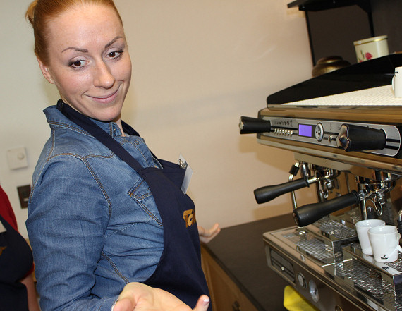 Und auch sie ist zufrieden mit ihren ersten Espressi -  Kundenbetreuerin Claudia Schulze kann Callcenter-Anrufern nun noch besser erklären, wie sie ihren Kaffee zubereiten können.