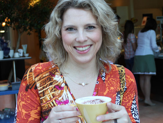 Lichtschutzexpertin Dr. Katja Warnke nimmt Koffein am liebsten in Form von Cappuccino zu sich.