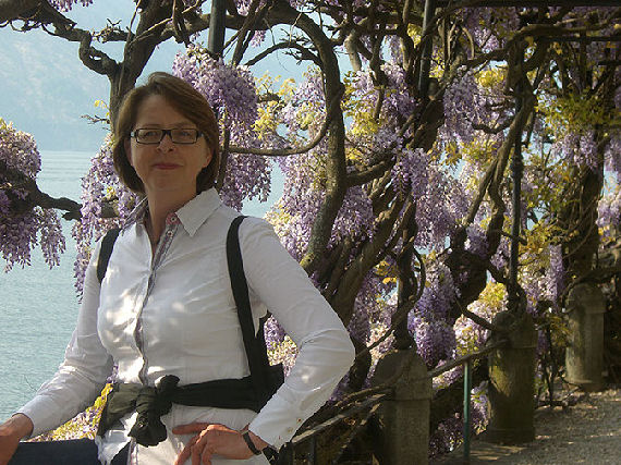 Dr. Heide Hollmer ist Literaturwissenschaftlerin und Journalistin, die gebürtige Münchnerin lebt heute in Kiel.