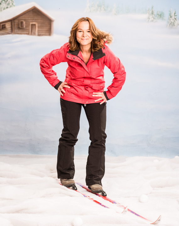 Annette hat sich schon auf den Skiern positioniert.